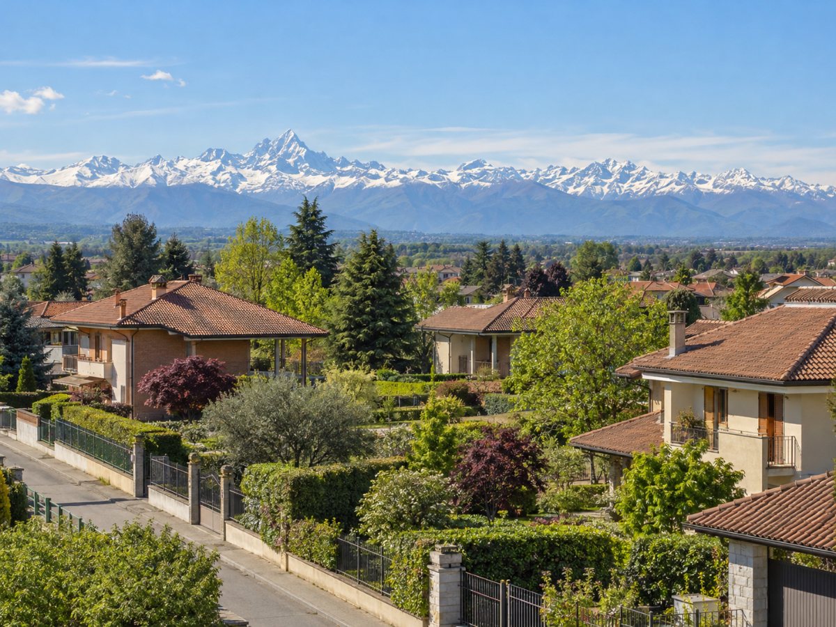 Bruino con villette e le Alpi sullo sfondo