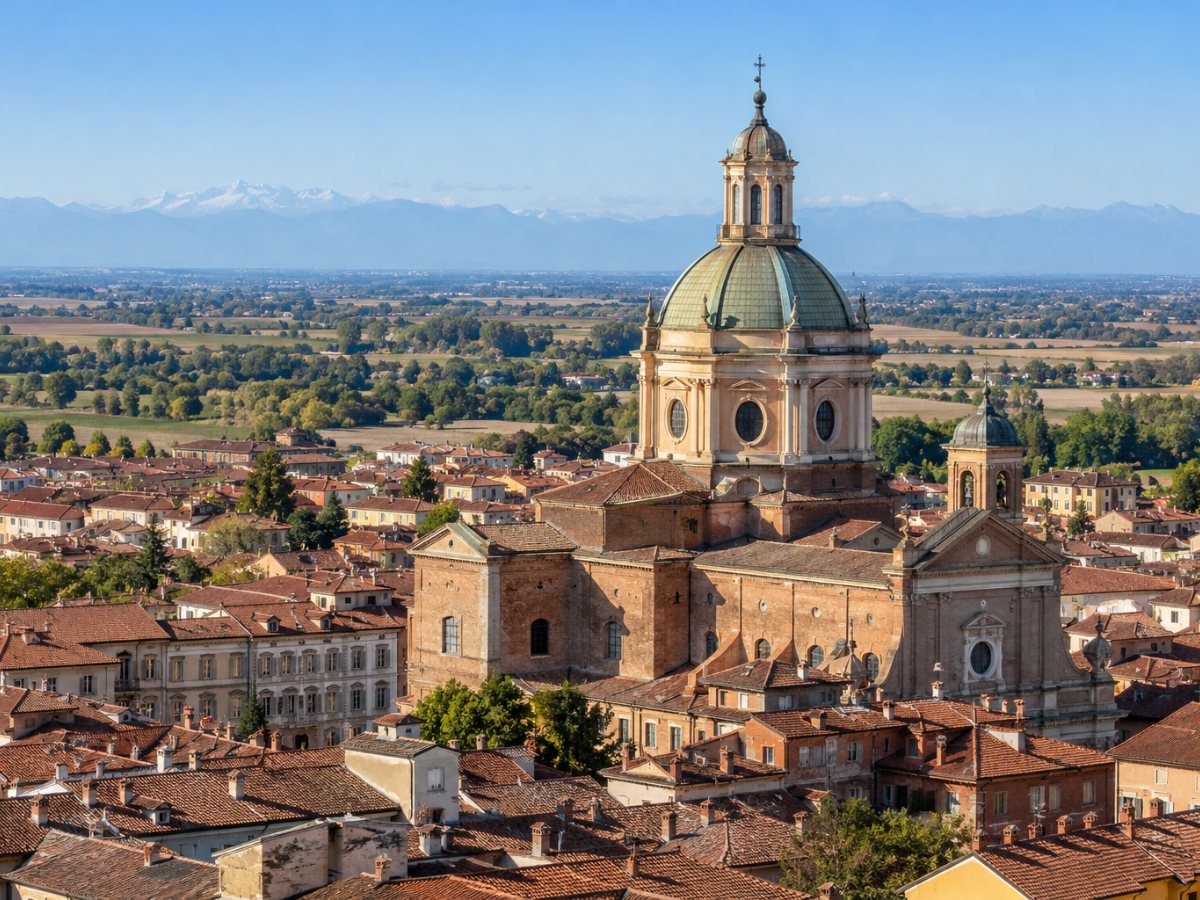 Carignano con la cupola del duomo e la pianura del Po