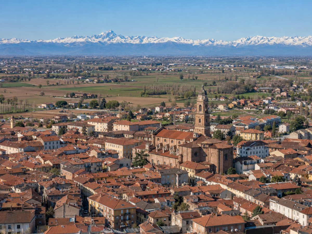 Veduta di Carmagnola con i campi della pianura e le Alpi sullo sfondo