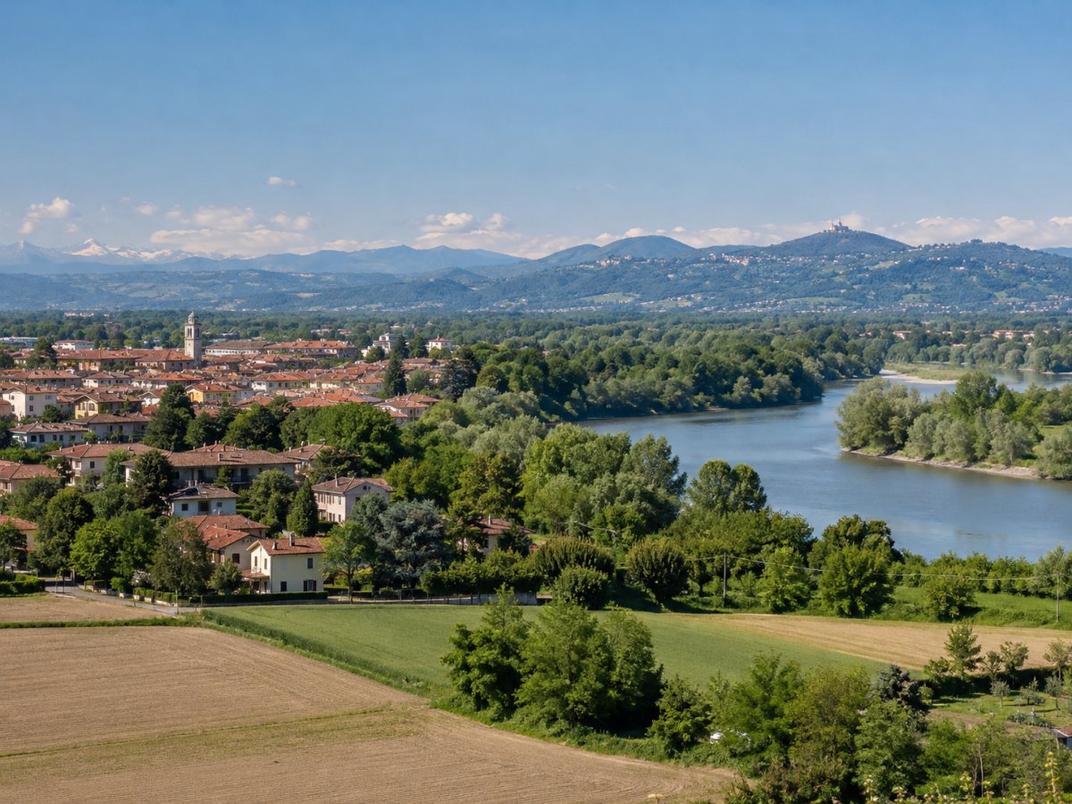 La Loggia lungo il Po con la collina torinese