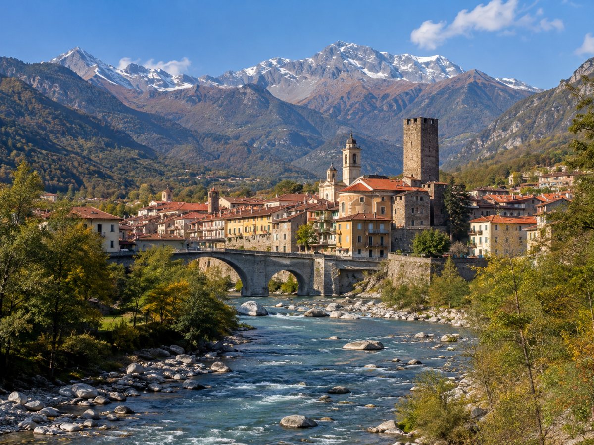 Lanzo Torinese con il borgo antico e le montagne
