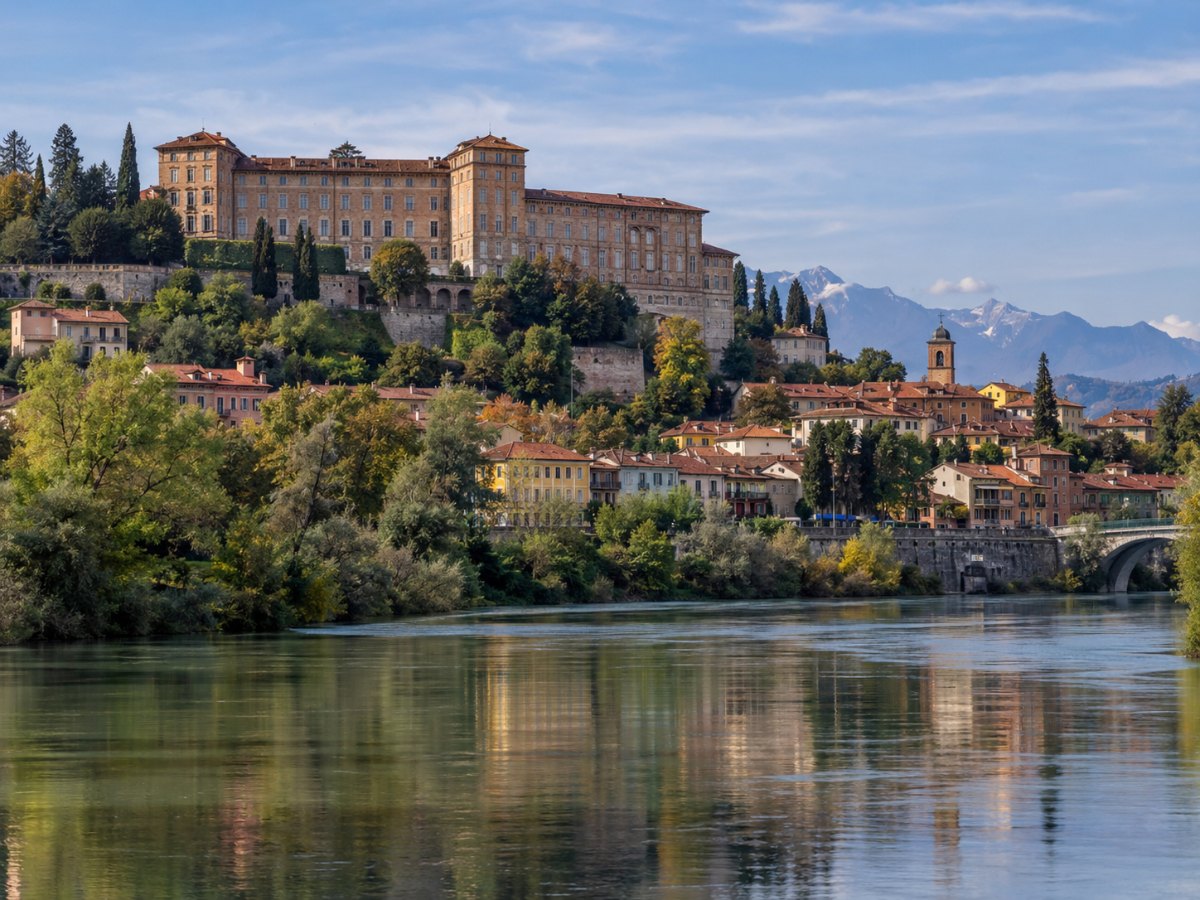 Moncalieri con il Castello Reale sopra il Po