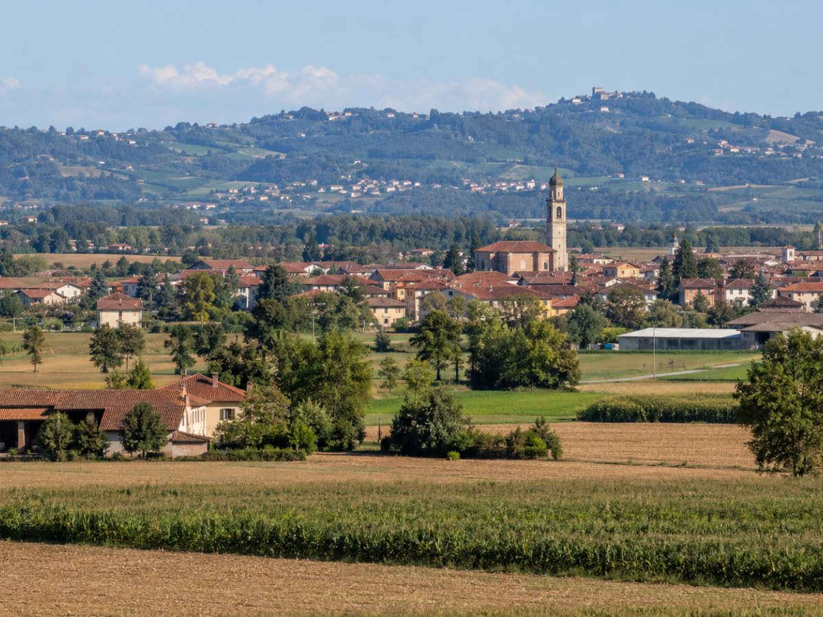 Poirino nella pianura con campi e cascine