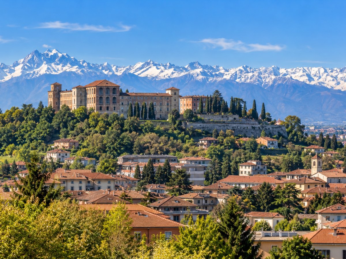 Il Castello di Rivoli con le Alpi sullo sfondo