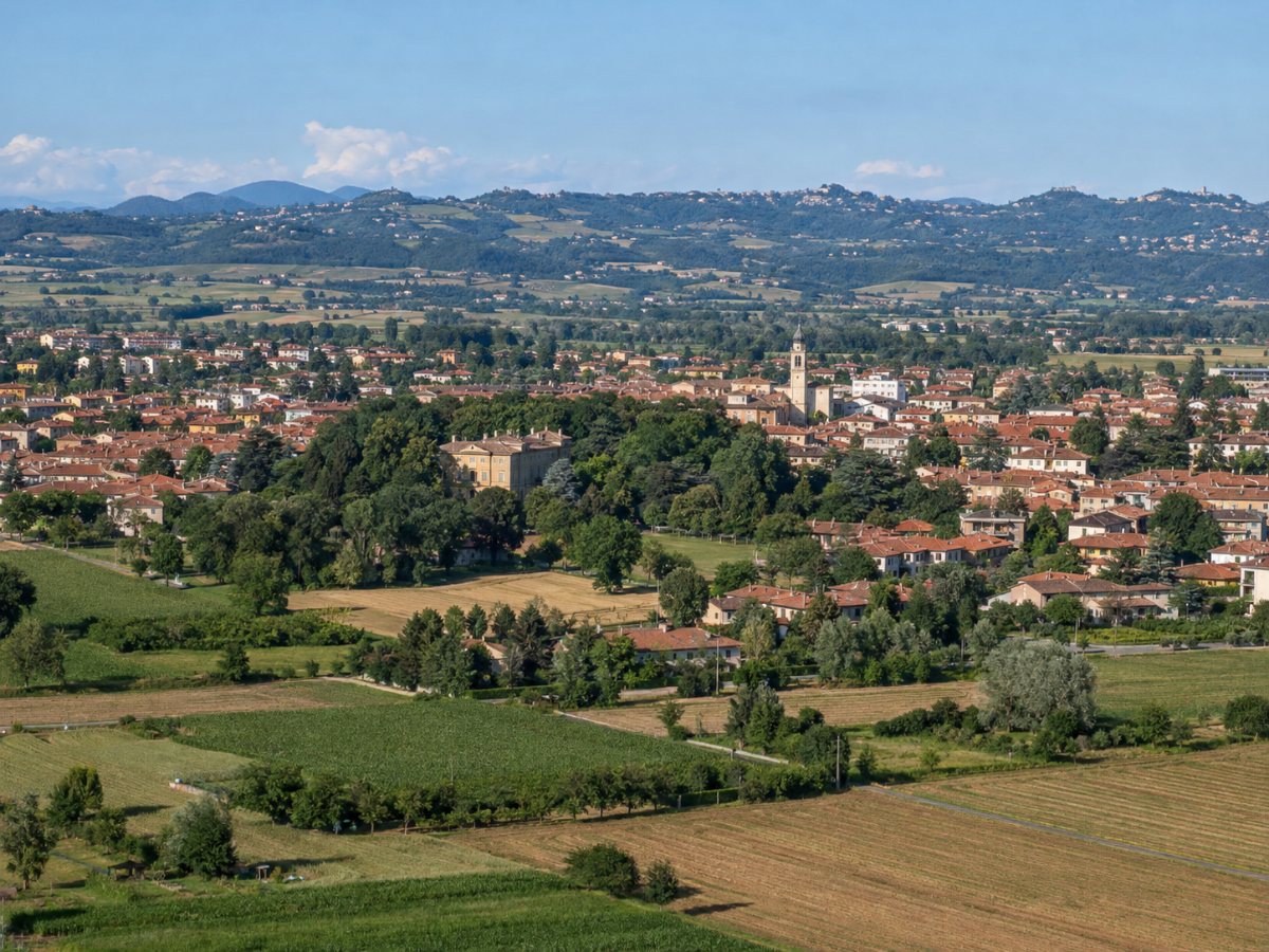 Santena tra i campi con le colline sullo sfondo