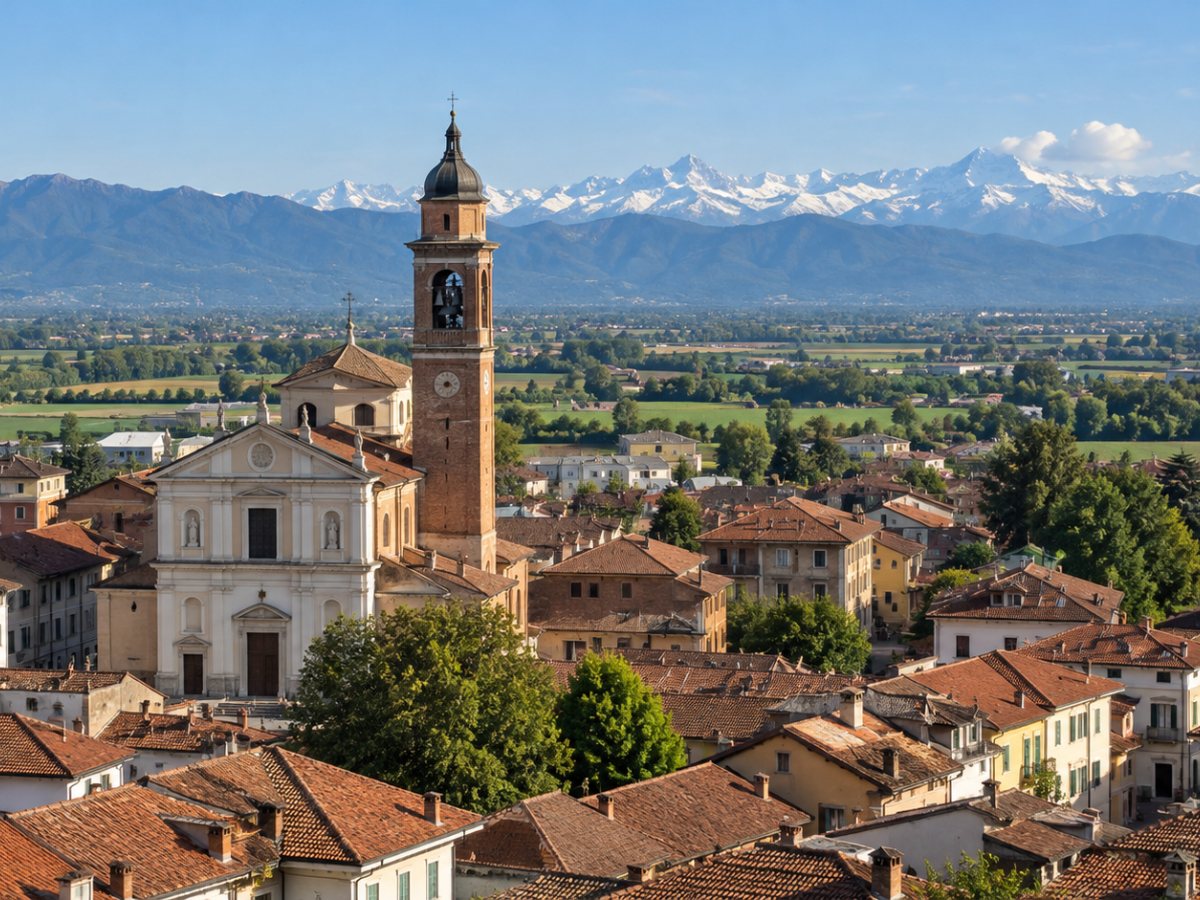 Veduta di Volpiano con il campanile e la pianura intorno