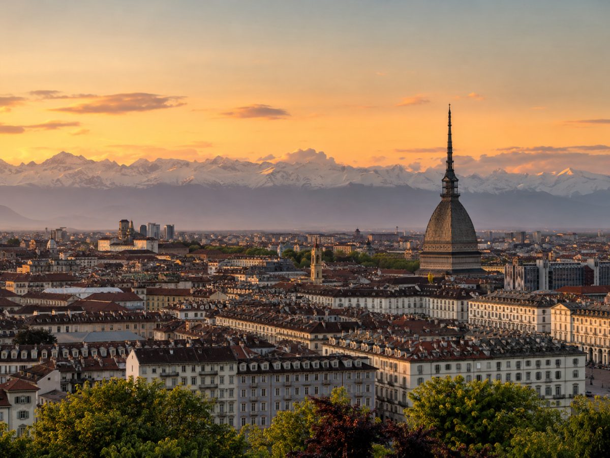 Torino al tramonto con la Mole Antonelliana e le Alpi