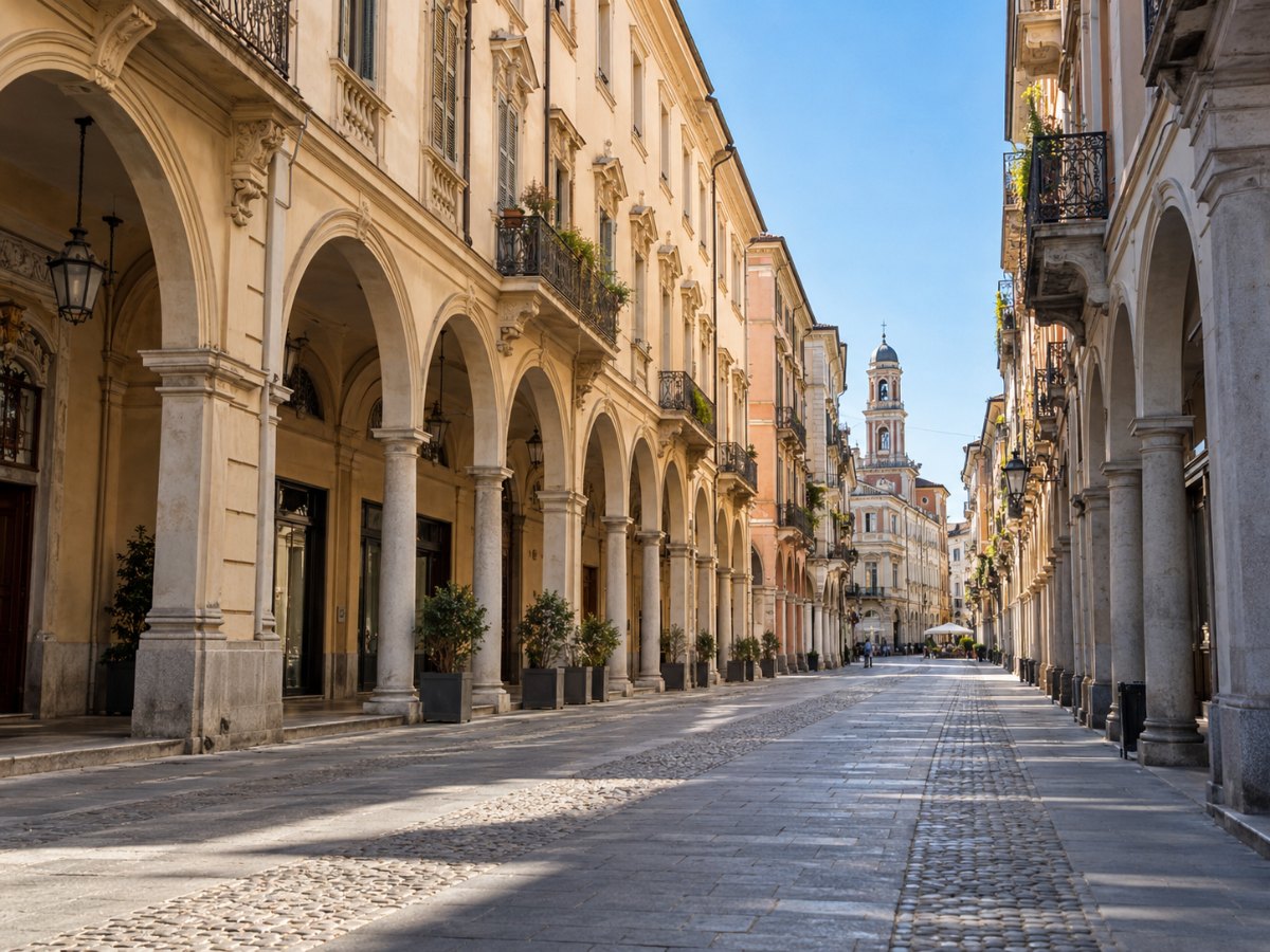 Via del centro storico di Alessandria con palazzi e portici