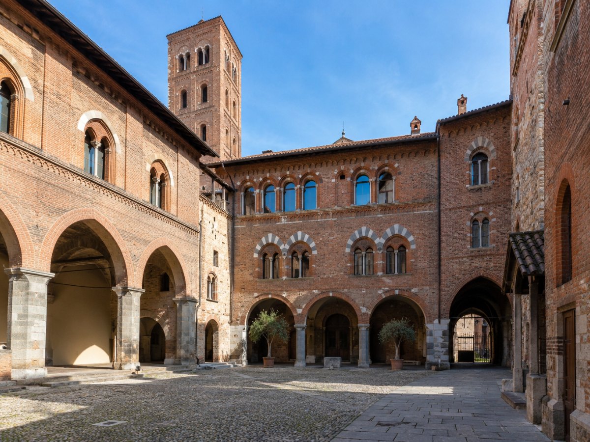 Cortile del Broletto nel centro storico di Novara