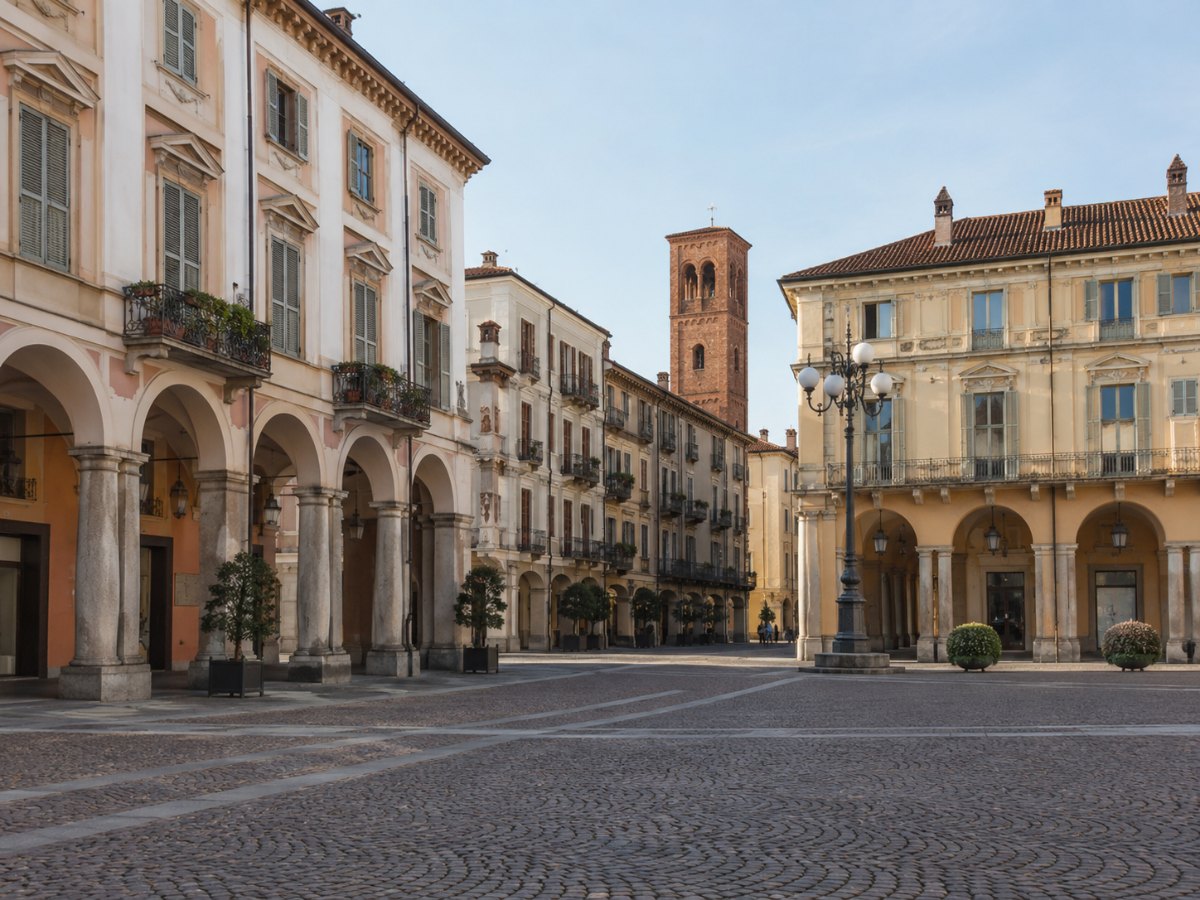 Piazza Cavour a Vercelli con portici e case storiche